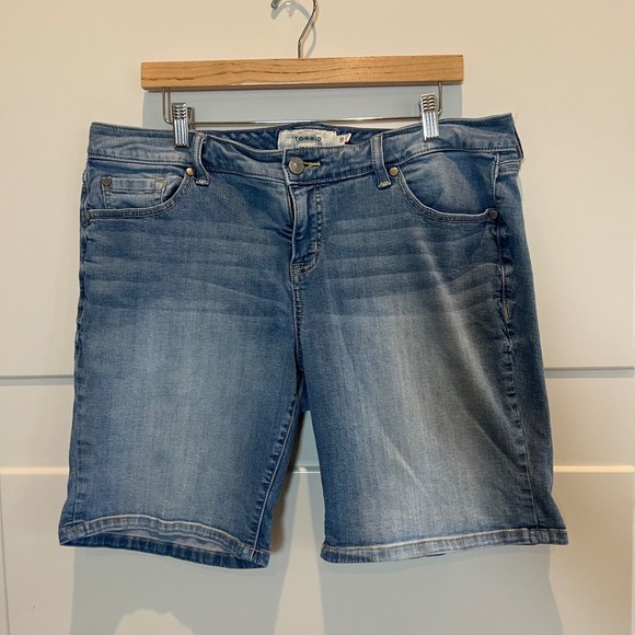 Torrid Denim Bermuda Shorts Womens Size 16 Plus Blue Jean Stretch Casual - Picture 1 of 4